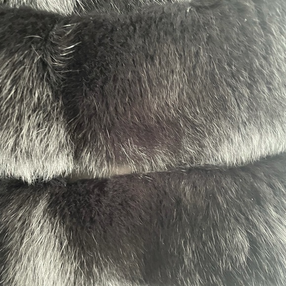 Women’s Black Fox Fur Vest Size 6 – Luxury Outerwear, Excellent Condition - Picture 6 of 9